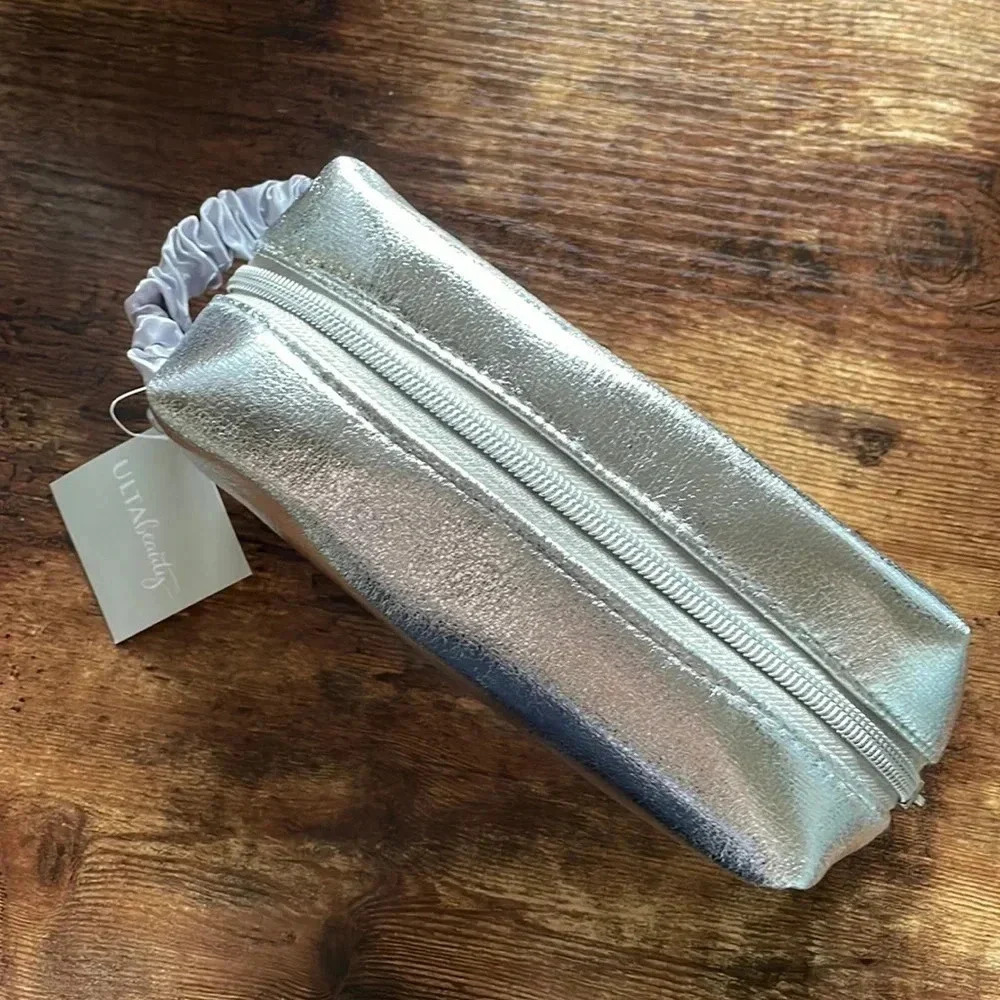 ❤️ 2/$20 or 3/$25 ULTA Beauty Collection 7 Piece Silver Gift Bag $72 Value